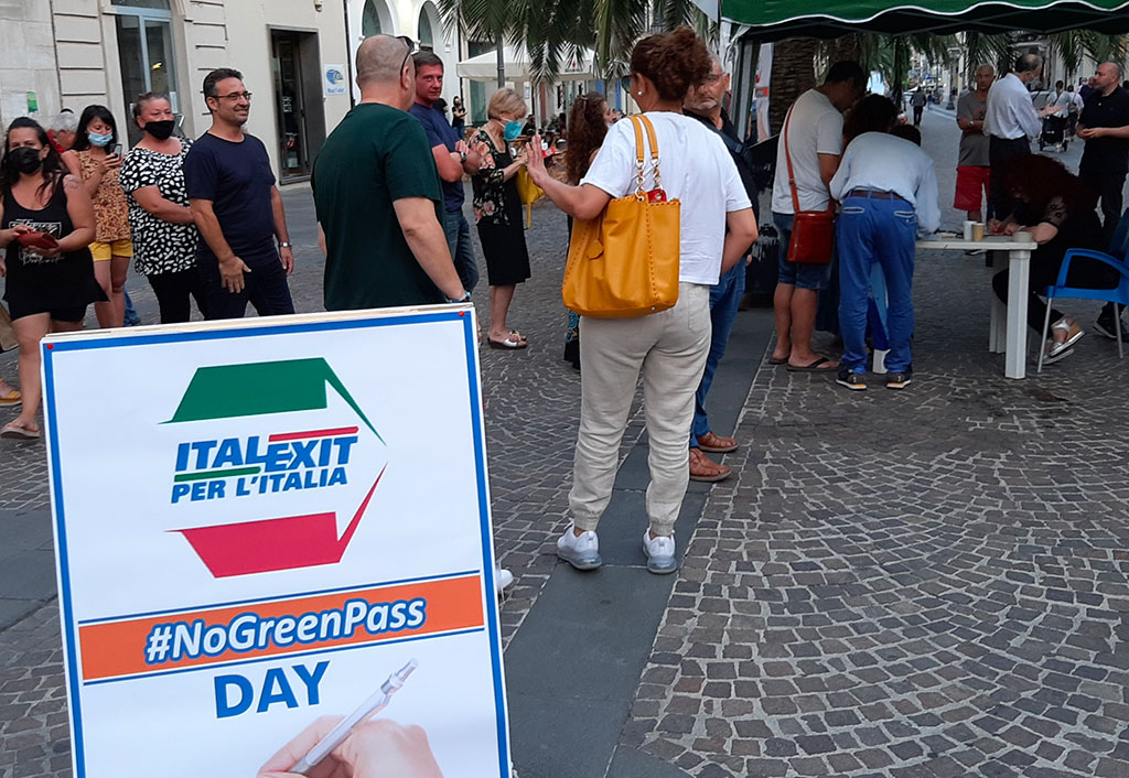 Green pass, anche a Lamezia protesta promossa da Italexit: "In Calabria raccolte oltre 1500 firme"