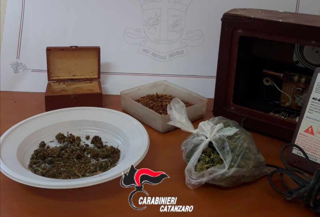 Marijuana nascosta in una radio d’epoca: una denuncia a Vallefiorita