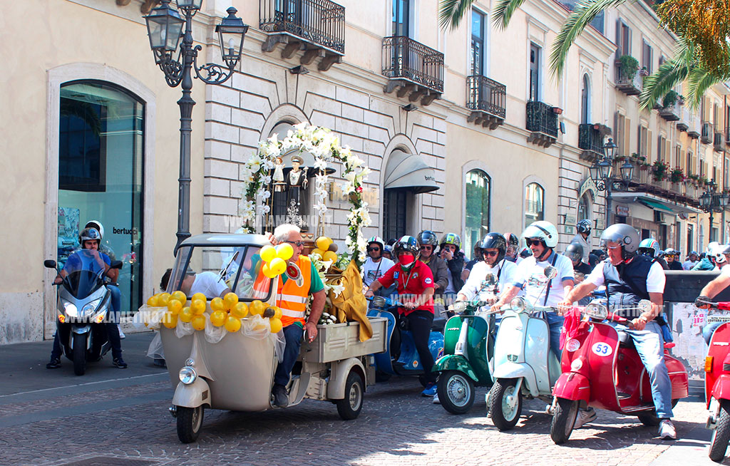 Lamezia, vespa e moto raduno in onore di Sant’Antonio attraversa la città - VIDEO