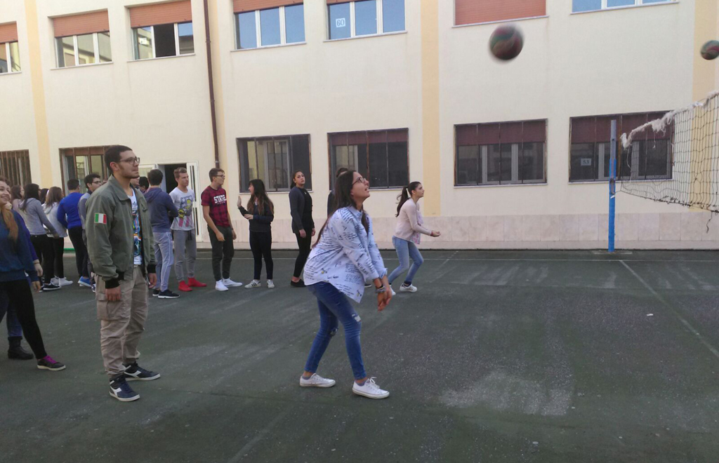 Studenti lametini a lezioni di volley dai giocatori della Raffaele
