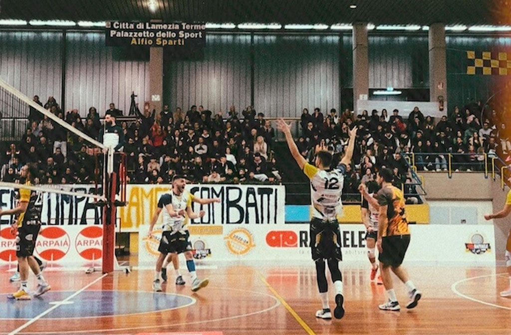 Pallavolo, la Raffaele Lamezia batte Bronte al tie-break