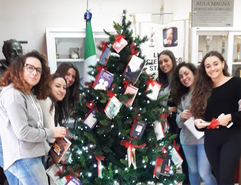 ragazze-scientifico-con-albero-di-natale-6122018.jpg