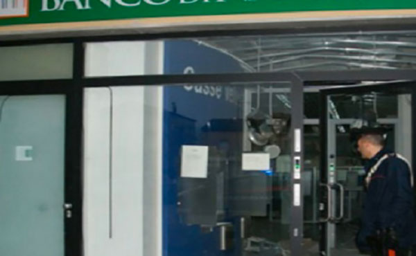 Rapina a Catanzaro, in 2 minacciano impiegati banca con taglierino 