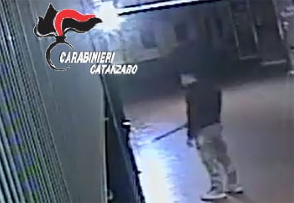 Minaccia uomo con coltello e tenta rapina, arrestato 36enne a Catanzaro