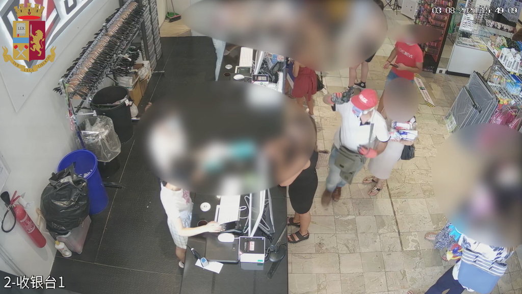 Rapina a mano armata in un negozio a Reggio, arrestato 47enne