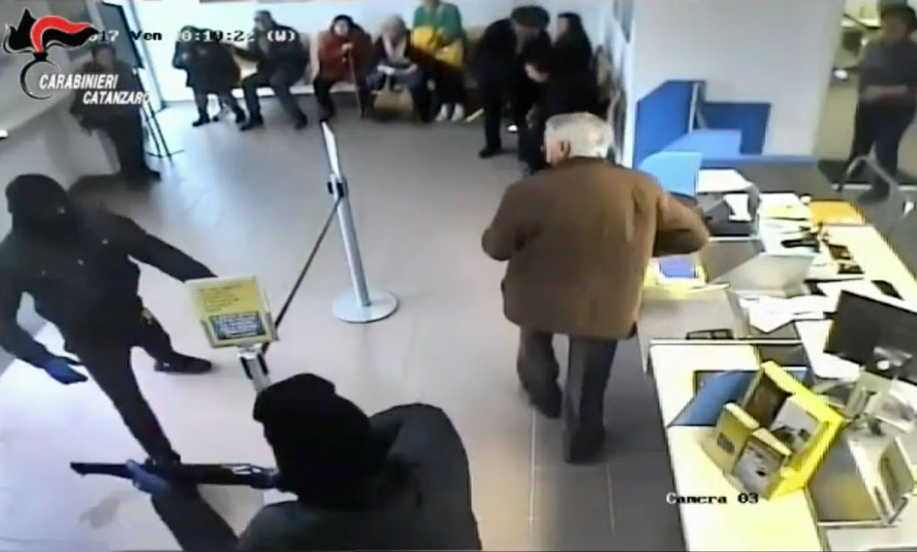 Rapina in ufficio postale nel catanzarese: smascherati in poche ore due giovani - VIDEO