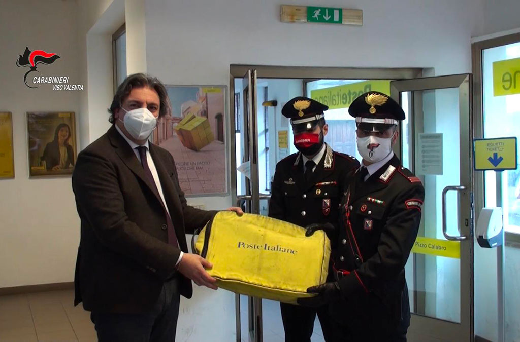 Rapina ad ufficio postale a Pizzo, Carabinieri riconsegnano il bottino da 60mila euro - VIDEO