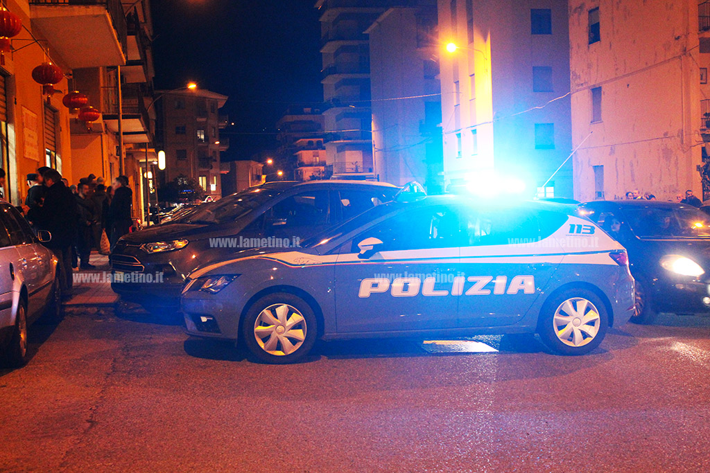 Lamezia, rapina in negozio di via Nicotera: uomo mascherato minaccia cassiera con una mazza e preleva incasso