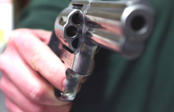 Violenta rissa a Vibo, giovane raggiunto da colpo di pistola al petto: denunciate 12 persone