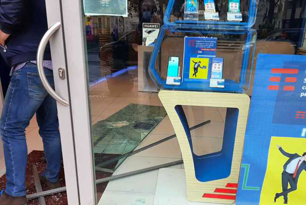 Rapina in centro a Catanzaro: svaligiato negozio di telefonini