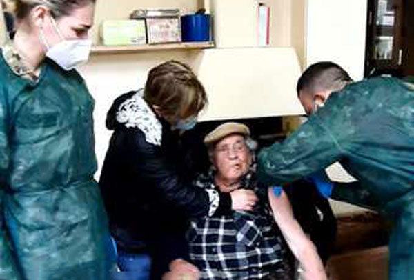 Covid, "nonno Francesco" reduce di guerra a cento anni vaccinato a Cinquefrondi da equipe Esercito