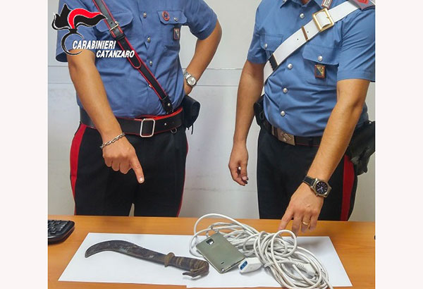 Picchiano e rapinano giovane nel catanzarese: bloccati in auto su statale 106, tre arresti