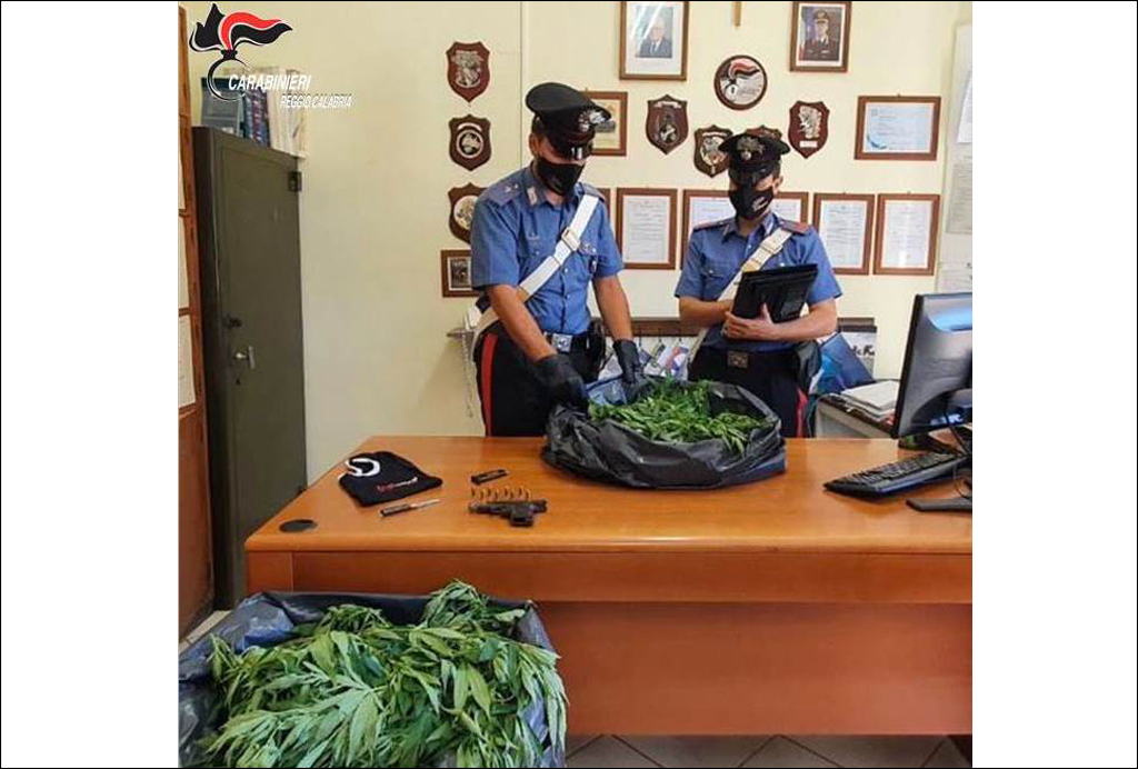 Tenta la fuga dopo alt carabinieri ma perde controllo auto nel Reggino, nascondeva 14 kg di marijuana e pistola