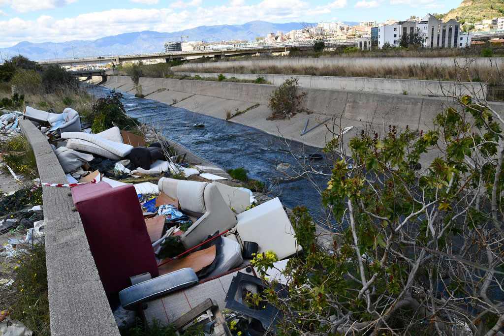Operazione “Onda Blu” della Guardia Costiera in Calabria: 25 illeciti penali accertati, 130mila metri quadrati di discariche abusive sequestrate