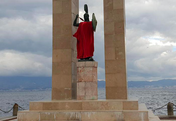 L'Athena di Reggio vestita di Rosso e cartelli allo svincolo di Tarsia per ricordare la Giornata della memoria