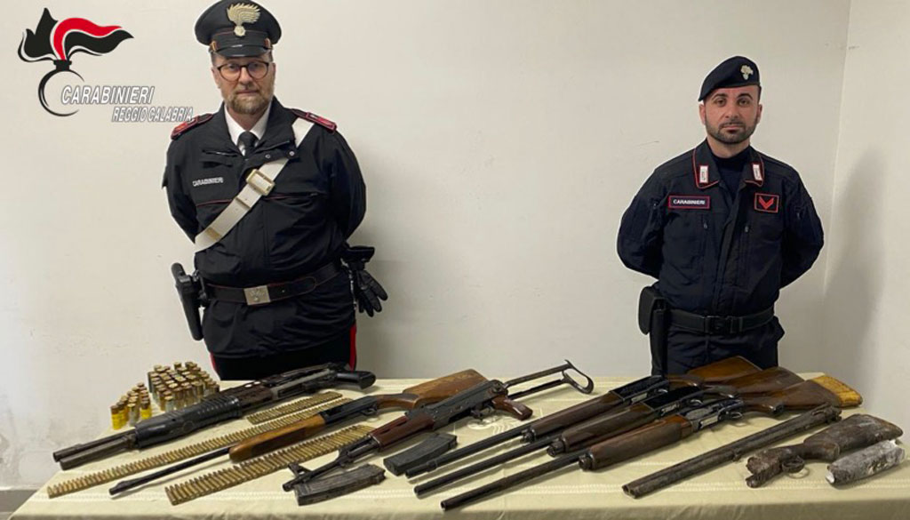 Ritrovate armi da guerra nascoste in un terreno a Reggio 
