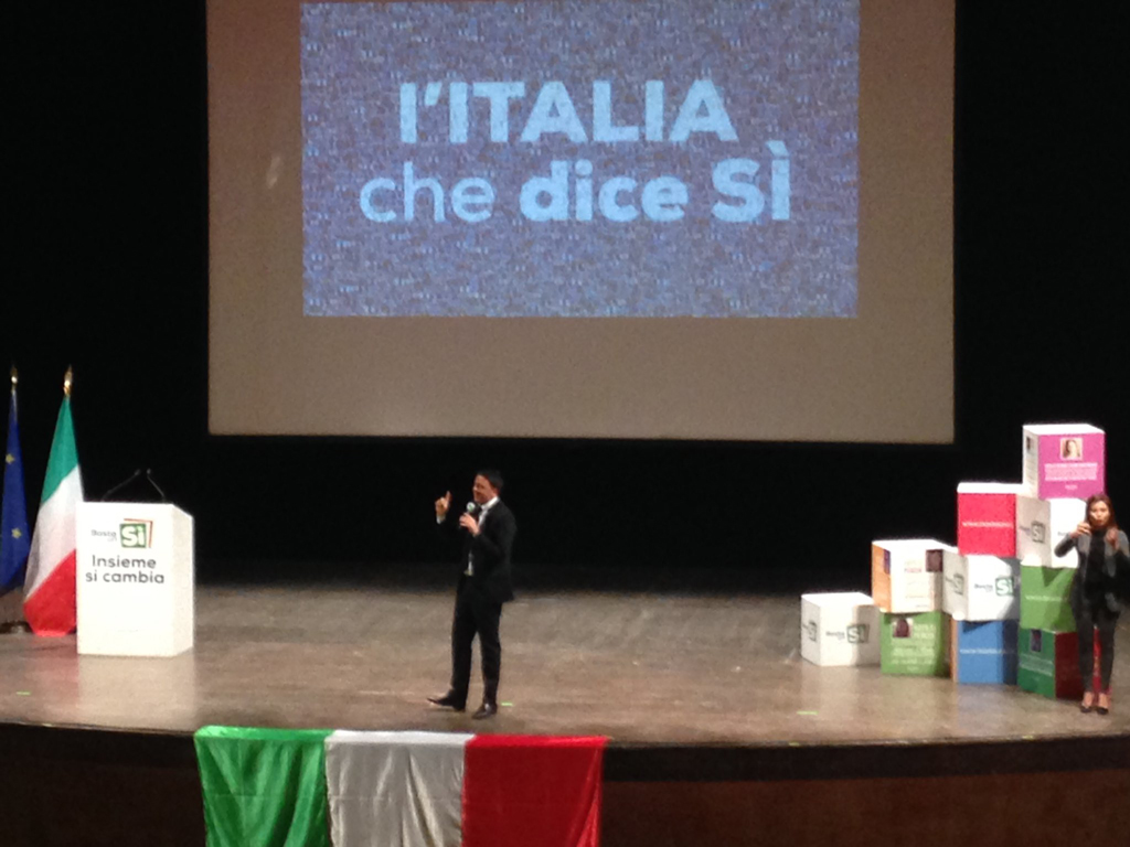 Renzi a Reggio Calabria chiude la campagna per il Sì: “L’Italia ha diritto al futuro non al passato”