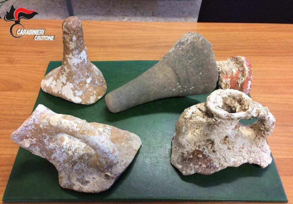 Aveva reperti archeologici in casa, denunciato 69enne a Cirò