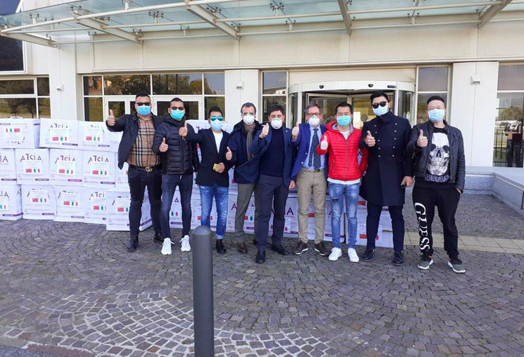 Coronavirus, imprenditori cinesi donano alla Regione 1600 tute protettive