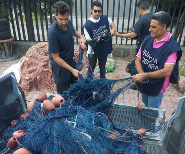Sequestrata rete da pesca illegale lunga 2 km a Palmi