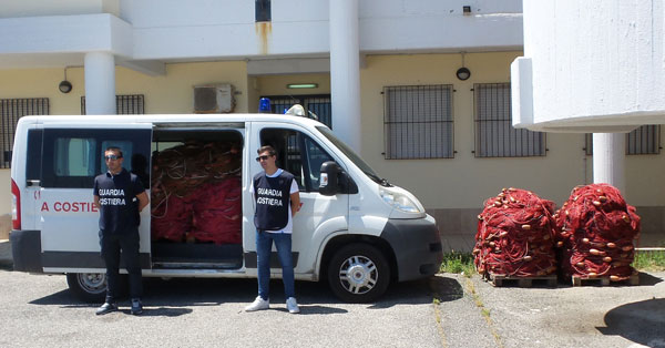 Cariati, sequestrati dalla Guardia Costiera 5 chilometri di reti illegali, multe per 12.000 euro