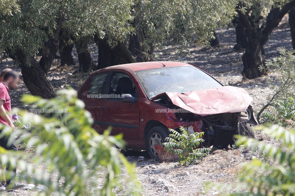 Lamezia: finisce fuori strada con l'auto sul rettifilo Bagni, ferita una donna