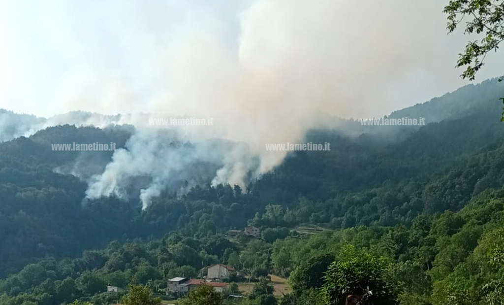 Incendio a Platania, sindaco dispone sgombero di alcune abitazioni a Campo Chiesa