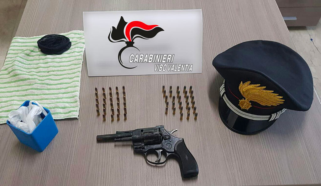 Trovato con revolver e munizioni in casa, arrestato 39enne a Vibo 