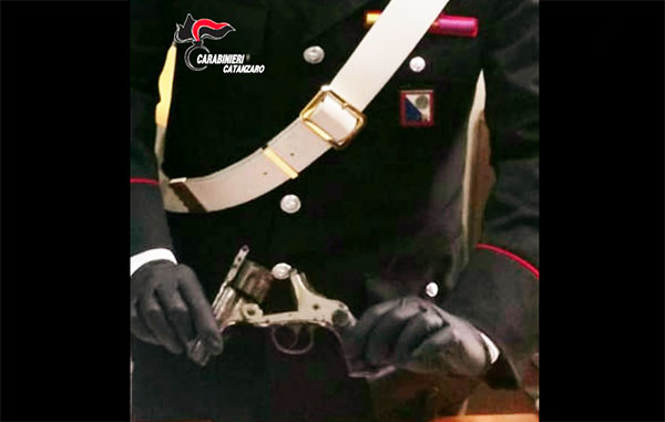 Lamezia, trovato con revolver illegale e munizioni in garage: arrestato 70enne 