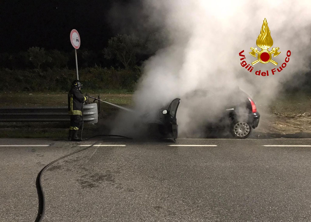 Auto in fiamme a Girifalco, illesi padre e figlia 