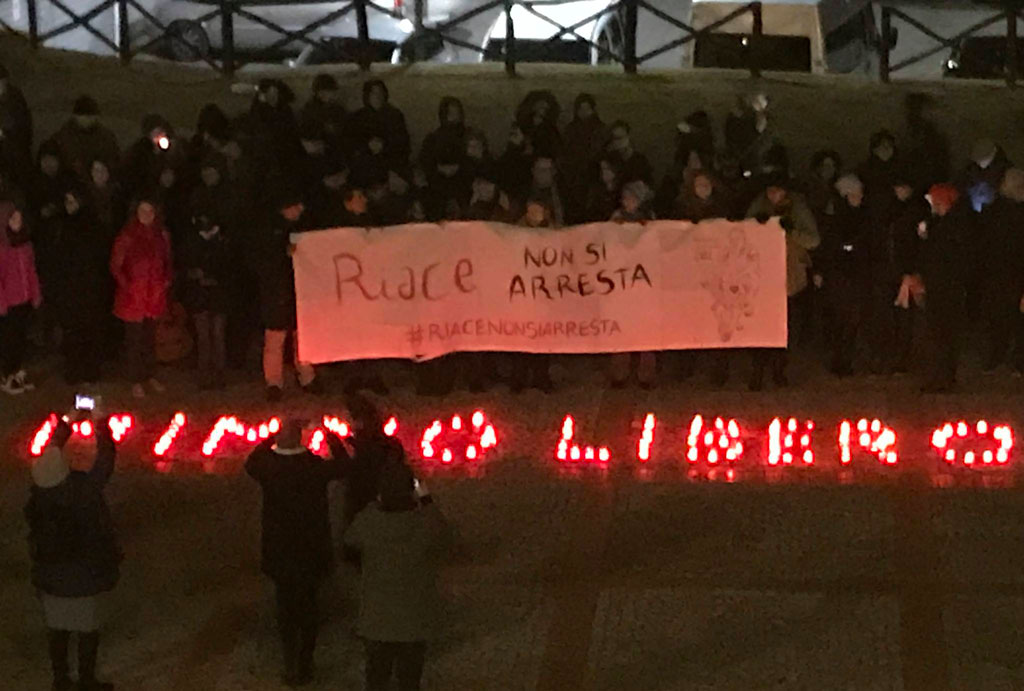 In centinaia a Riace per salutare 2019 e invocare "Mimmo libero" 