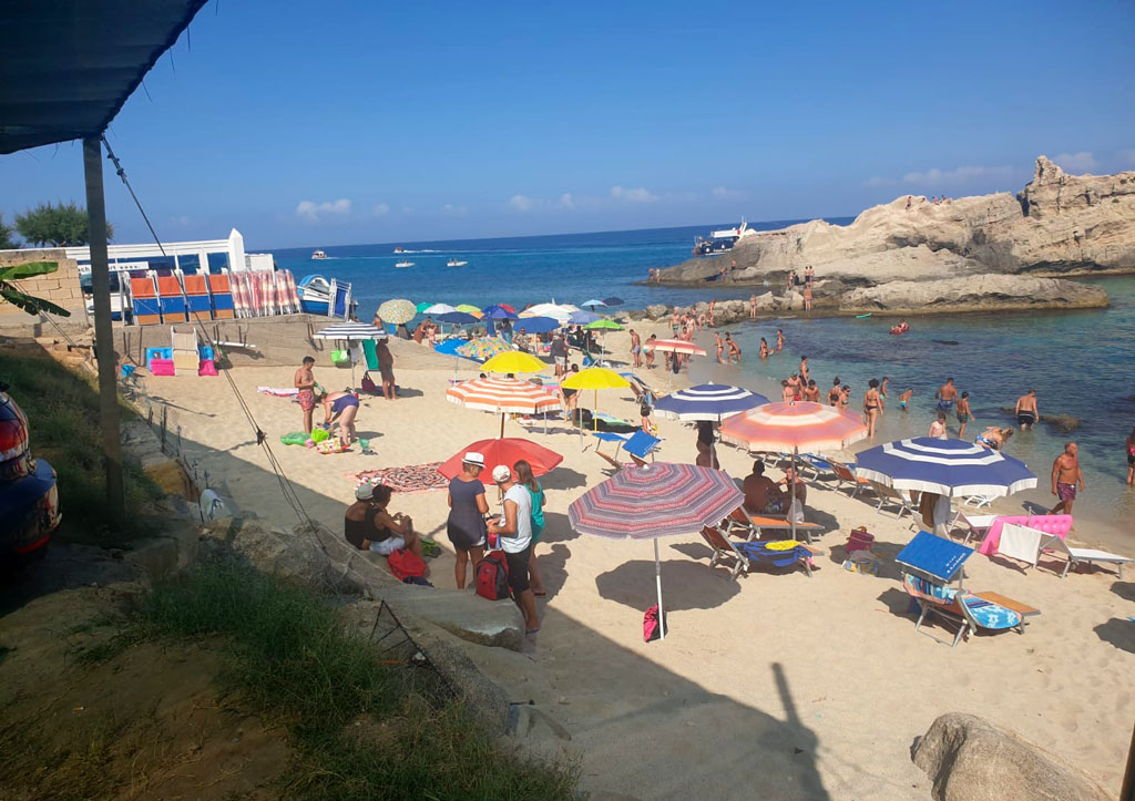 Operazione della Guardia costiera contro abusivismo in spiaggia lungo la "Costa degli Dei": denunce e sequestri  