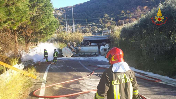 Calabria: autocisterna si ribalta, chiusa SS 182