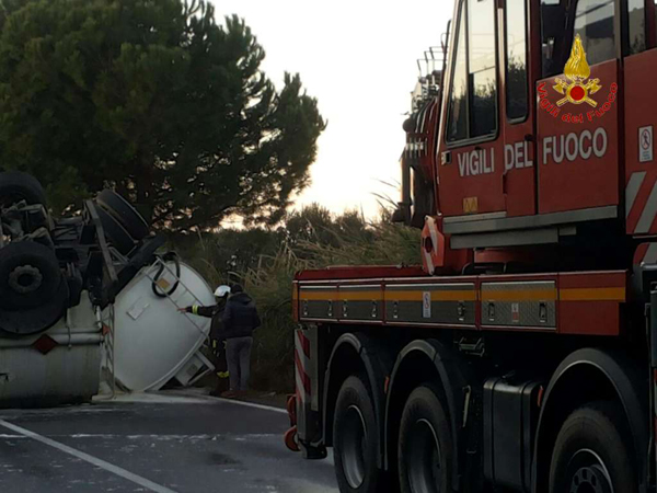 ribaltamento-autocisterna-vigili-del-fuoco.jpg