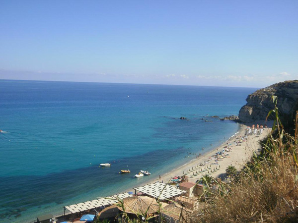 Smontate tre strutture balneari abusive a Ricadi