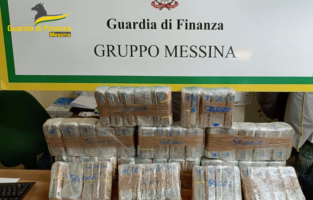 Sullo Stretto con 600 mila euro nel borsone, calabrese fermato da cash dog: denunciato per riciclaggio e ricettazione - Video