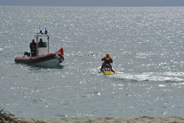 Naufragio di migranti, ancora tanti i dispersi: al via le procedure per il rientro delle salme