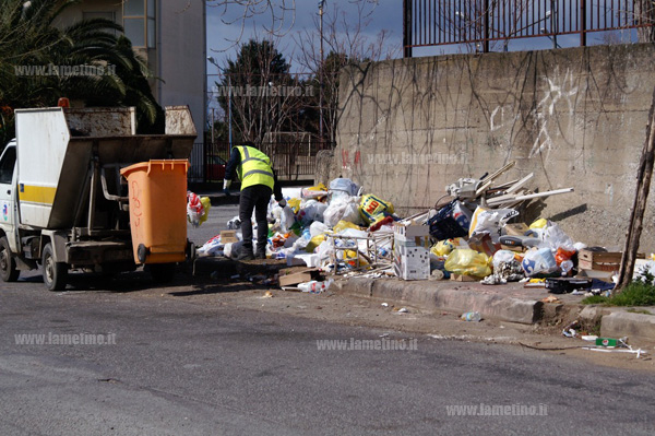 Lamezia, raccolti i rifiuti nella discarica abusiva in via Saverio D'Ippolito