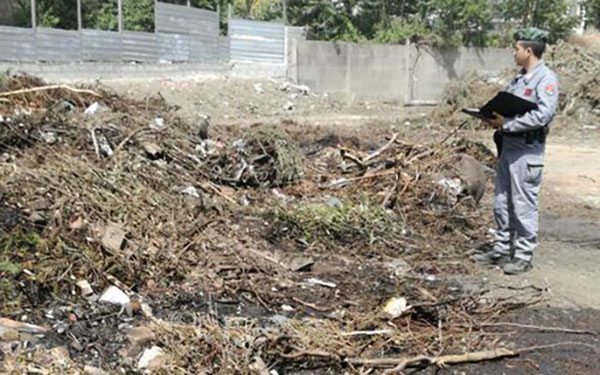 Brucia rifiuti speciali e residui vegetazione, una denuncia a Cosenza