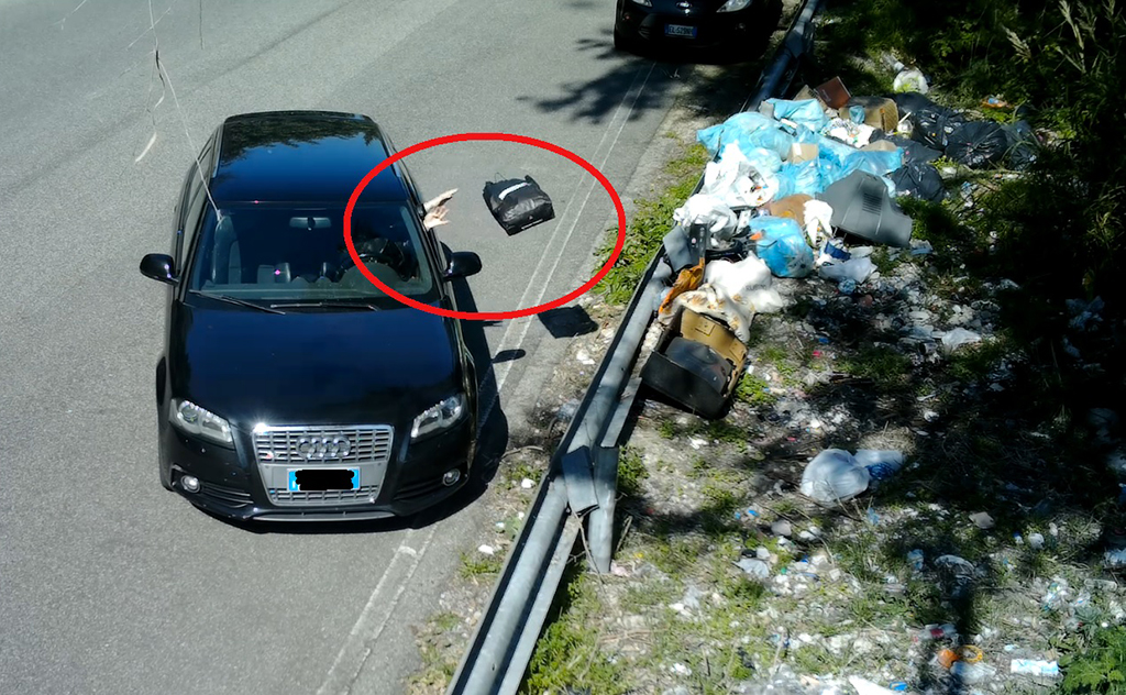 Abbandono su strade di rifiuti a Catanzaro, multe elevate 