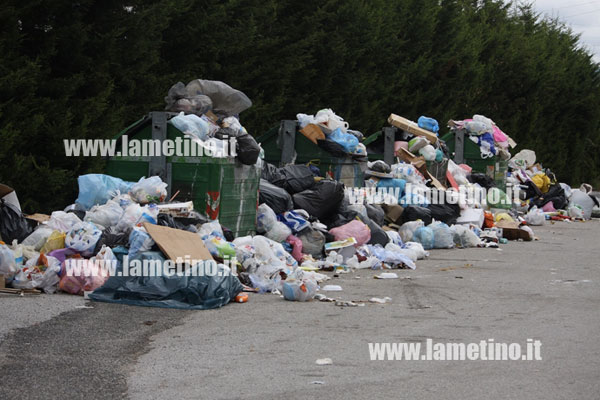 Lamezia: Discarica ancora chiusa e cumuli di rifiuti invadono le strade
