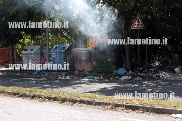 Lamezia: Emergenza rifiuti, cassonetti stracolmi e incendi