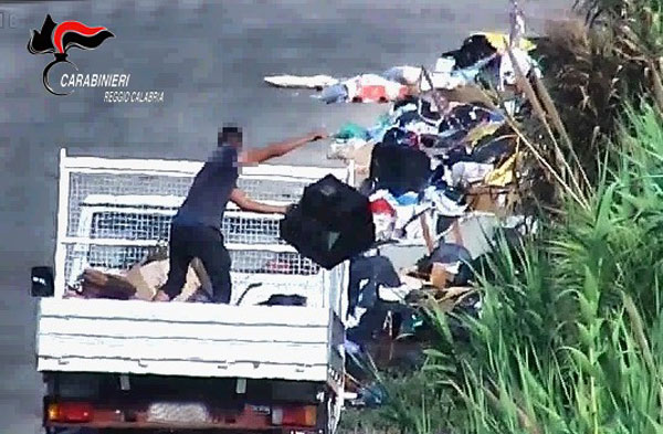 Operazione “Madre natura”, 90 denunciati e 5 arresti per sversamenti illeciti di rifiuti e incendi dolosi nel Reggino