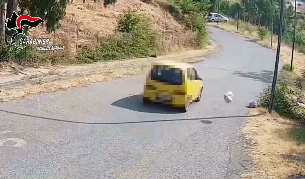 Lanciavano rifiuti dalle auto, 4 denunce e multe nel Reggino