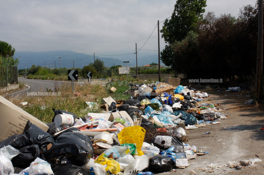 Lamezia: cumuli di rifiuti in via Murat e contrada Palazzo