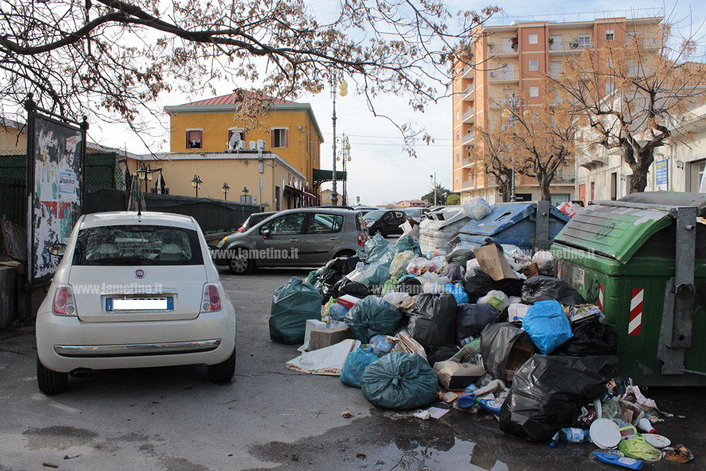 Lamezia, è emergenza rifiuti per le vie della città