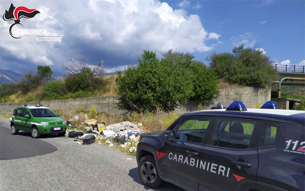Rifiuti abbandonati nel reggino, carabinieri sanzionano 4 persone 