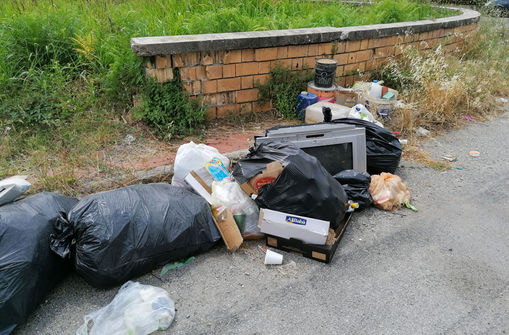Lamezia, Associazione Quartiere Capizzaglie: “Rifiuti abbandonati per strada, neanche emergenza coronavirus ferma furbetti”