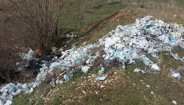 Calabria: Dipendente comunale raccoglieva rifiuti e li bruciava, arrestato
