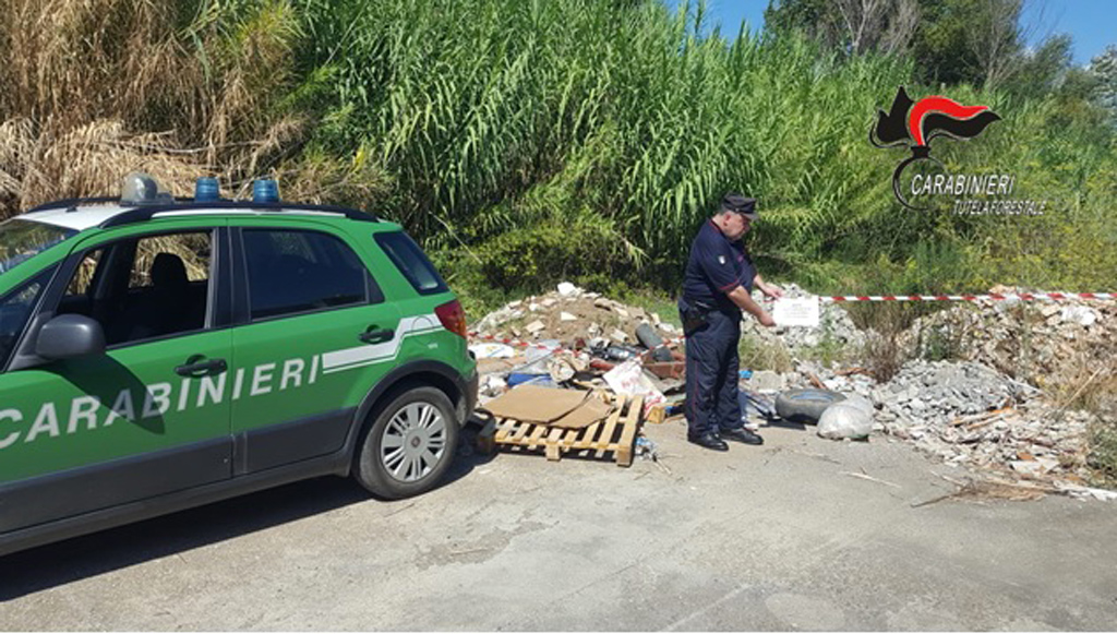 Lamezia, scaricavano rifiuti in un terreno demaniale: 3 denunce e sequestrata area 